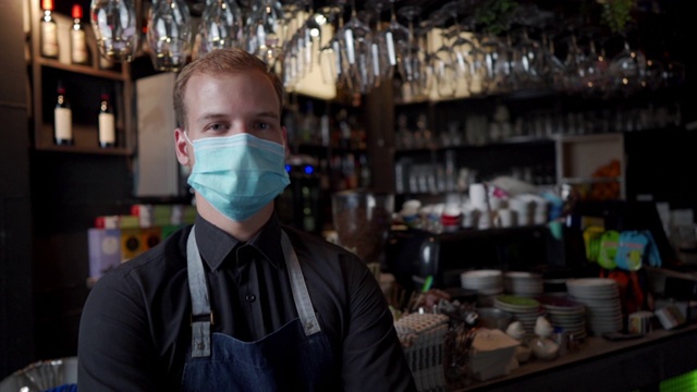 一个戴着防护面罩的酒保的慢镜头视频素材