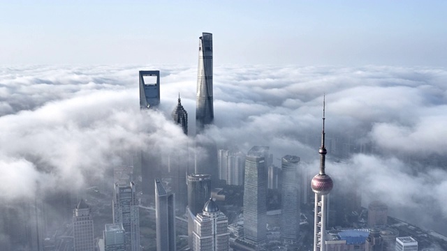 4K:中国浓雾中的上海天际线鸟瞰图视频素材