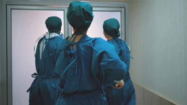 急诊医生队伍在医院步行道上奔跑的后视图视频素材