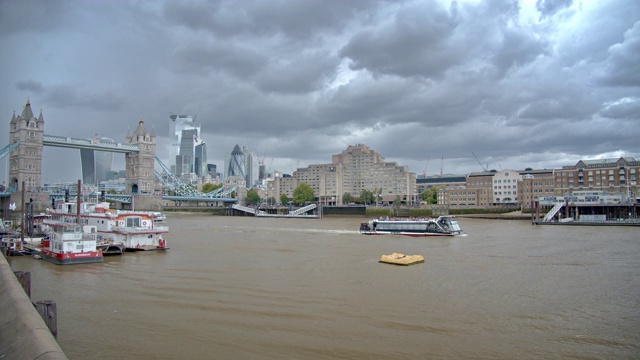 塔桥和伦敦城视频素材