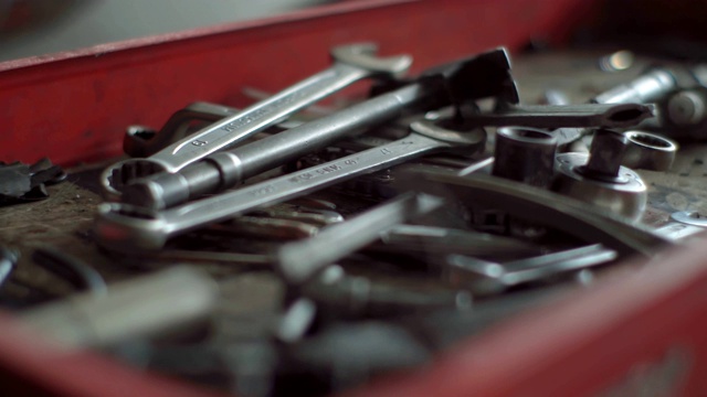汽车修理厂的机械工具。视频素材