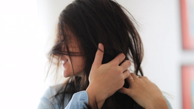 一个女人双手抱头，头发乱蓬蓬的视频素材
