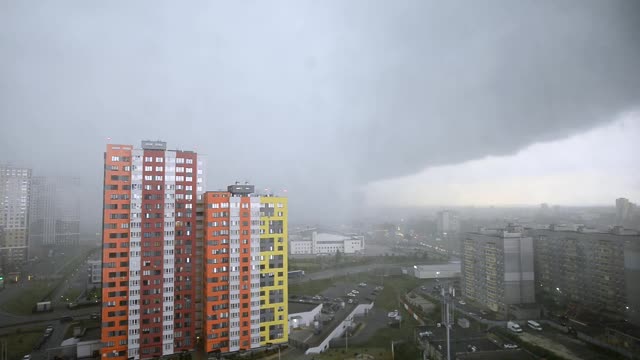 雨快来了，窗外的景色。暴雨袭击了俄罗斯中部地区视频素材