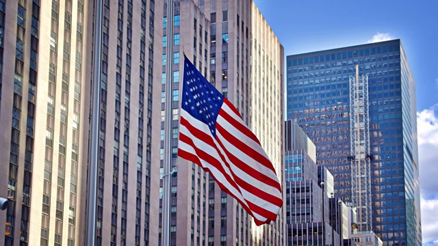 美国国旗在商业区视频下载