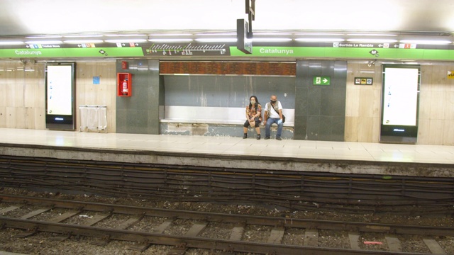 新冠肺炎期间的巴塞罗那地铁。火车到站了视频素材