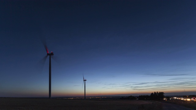 日落时风力发电场的时间流逝视频素材
