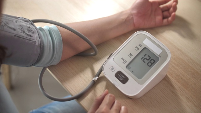 近距离女人用血压计测量血压视频下载