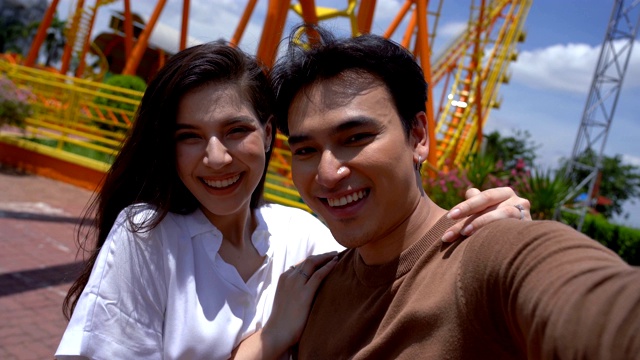 亚洲情侣约会自拍有趣的公园享受娱乐视频素材