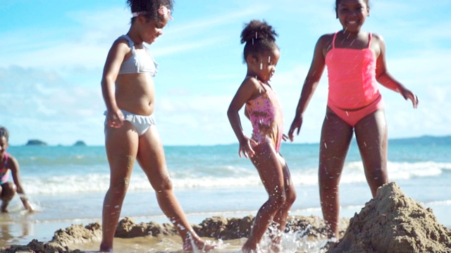 孩子们在沙滩上玩耍，慢镜头。视频素材