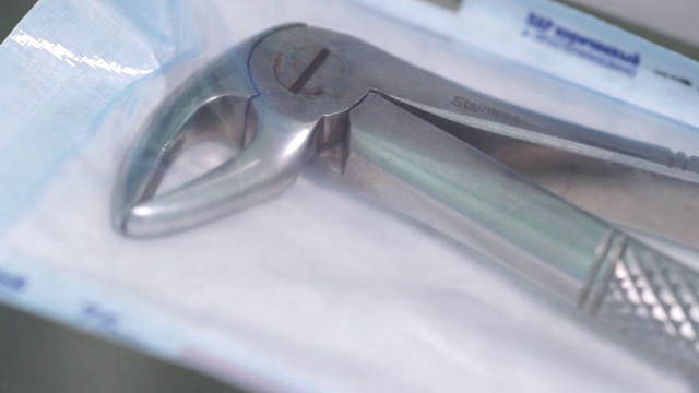 女牙医在牙科诊所为病人检查装有金属托槽的牙齿。医学、牙科和保健概念。牙科设备视频素材