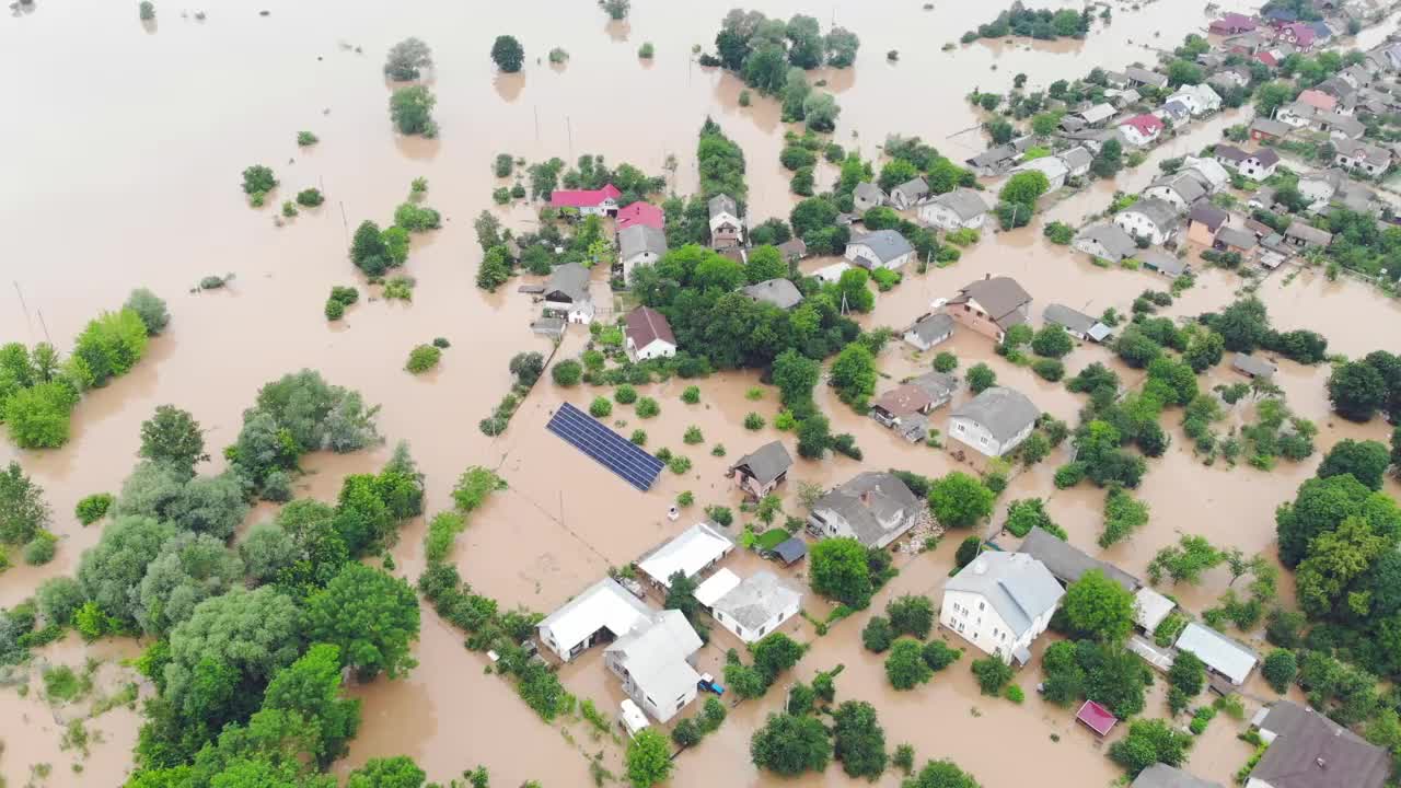 从空中俯瞰被洪水淹没的房屋和城市。山上一场接一场的洪水。房屋被泛滥的河水的污水淹没了视频素材