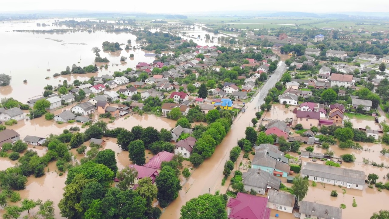 从空中俯瞰被洪水淹没的房屋和城市。山上一场接一场的洪水。房屋被泛滥的河水的污水淹没了视频素材