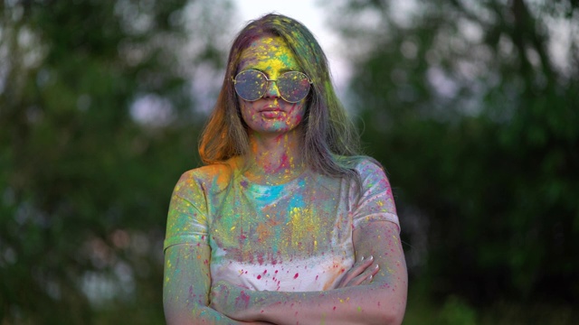胡里节上，一名妇女站在被彩色粉末覆盖的肖像。视频下载