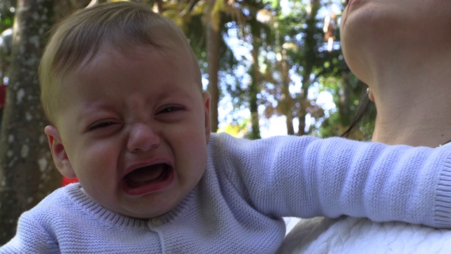 哭闹的小男孩在户外发脾气视频素材