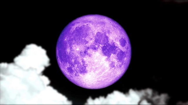 满月的紫色月亮回到夜空，模糊的乌云移动视频下载