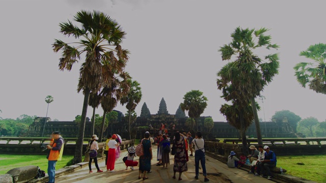 柬埔寨暹粒吴哥窟寺庙入口的时光流逝。视频下载