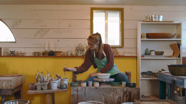 年轻女子在她的陶艺工作室创作视频素材