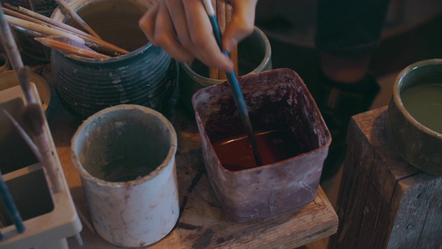 CU妇女的手在她的陶工轮上画一个碗视频素材