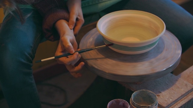 CU TU妇女的手在她的陶工轮上画一个碗视频素材