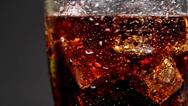 碳酸饮料可乐在玻璃杯中与冰视频素材