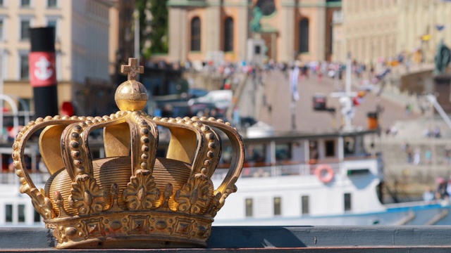 斯德哥尔摩,瑞典。斯开普舍姆斯布伦-斯开普舍姆桥，著名的金冠。受欢迎的地方、地标和目的地。斯堪的纳维亚半岛4K旅游，游船漂浮在旧城附近的格拉斯坦视频下载