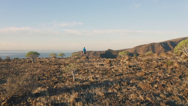 站在海岸/加那利群岛岩石上的男子，西班牙视频下载