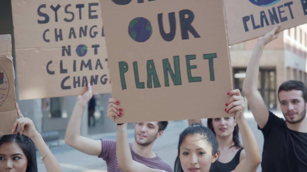 一群人参与抗议全球变暖的慢动作视频视频素材