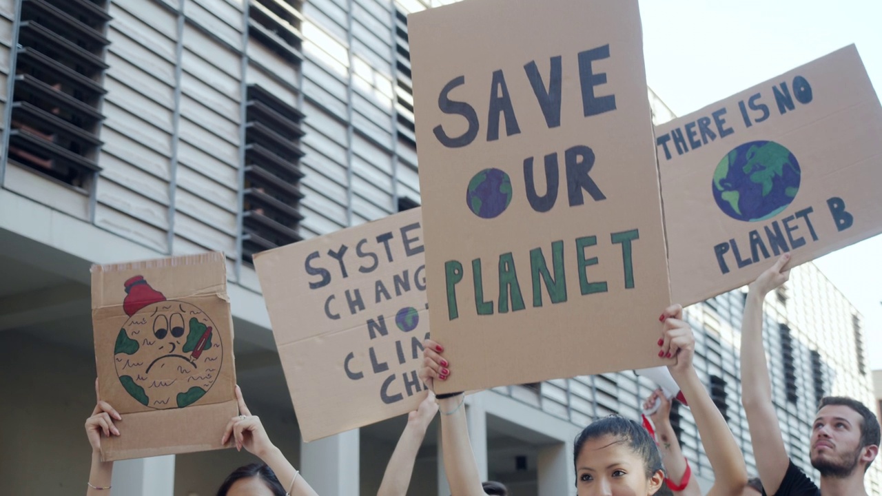 一群人参加反对全球变暖的抗议活动的慢动作视频视频素材