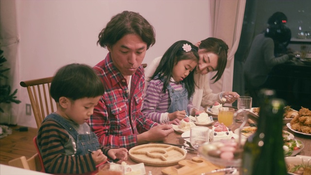 日本家庭在圣诞节吃草莓蛋糕视频下载
