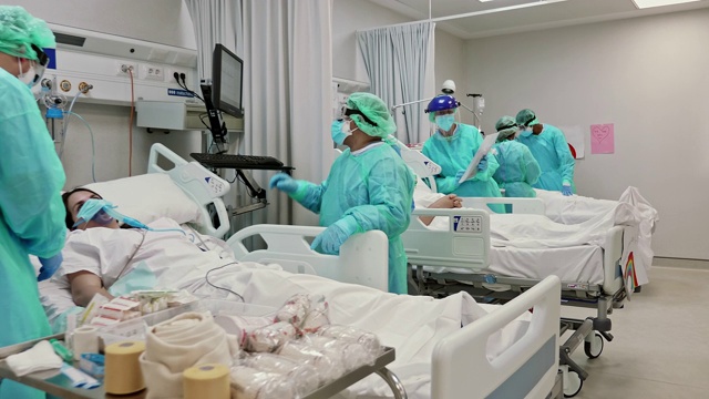 ICU病人医疗团队护理的慢动作视频视频素材