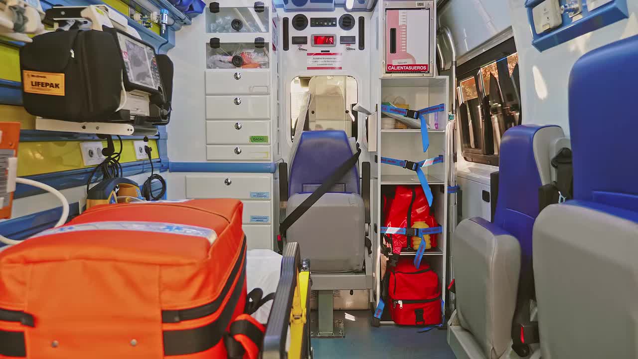 一辆装备齐全的内部救护车的慢动作视频视频下载