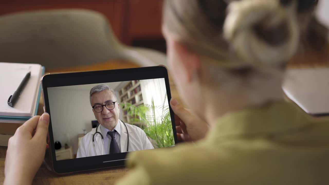 医生和病人通过电脑视频通话视频下载