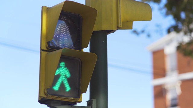 交通灯行人过路由红灯转为绿灯视频下载