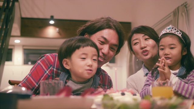 一个日本家庭庆祝生日视频下载