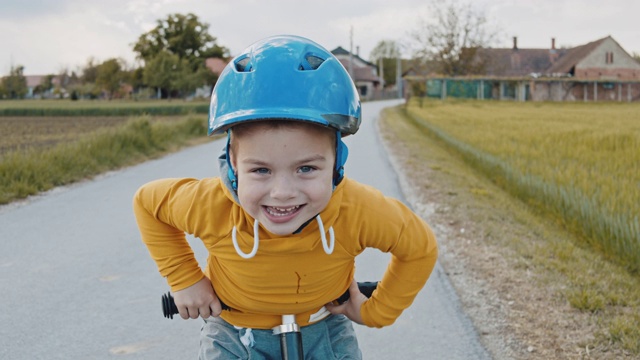 快乐的小男孩骑着自行车视频素材