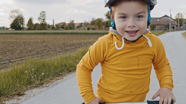 快乐的小男孩骑着自行车视频素材