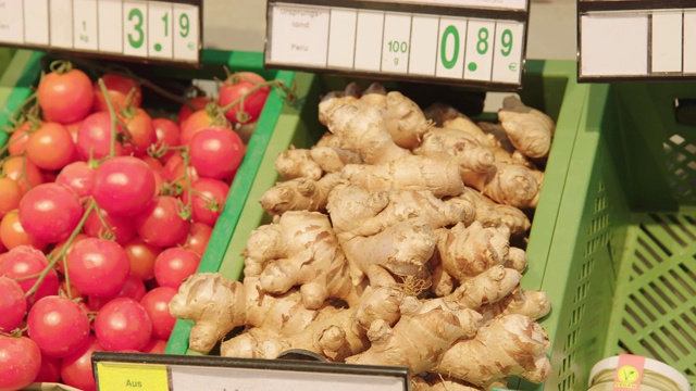 超市农产品区的新鲜蔬菜视频素材