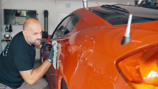 工程师在汽车修理厂用汽车抛光机抛光汽车视频下载