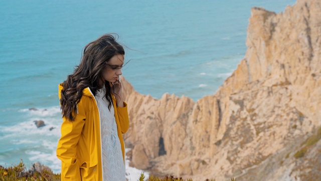 葡萄牙悬崖边的一个披头散发的女人视频素材