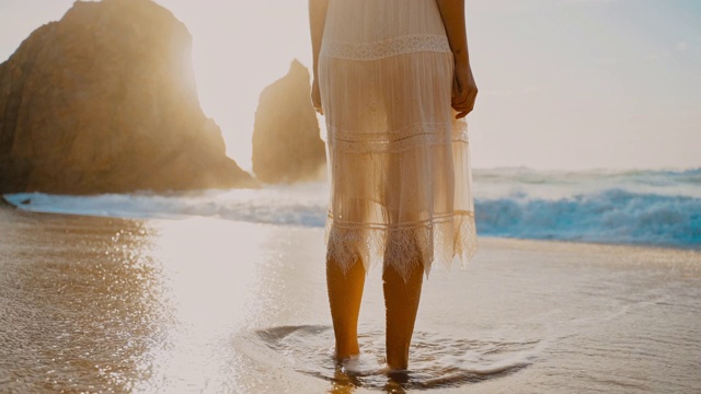 年轻女子在海滩日落，葡萄牙视频素材