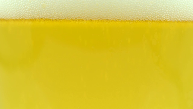 在白色背景上录制的美味啤酒镜头视频素材