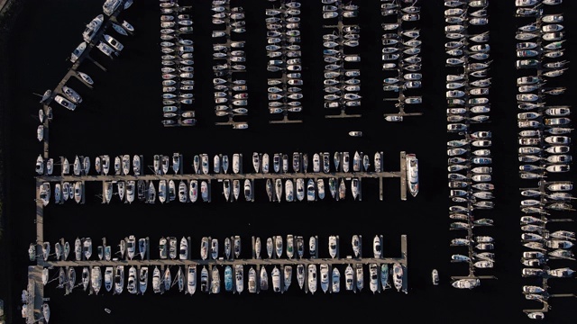 无人机俯视图的海上船只停靠在码头视频素材