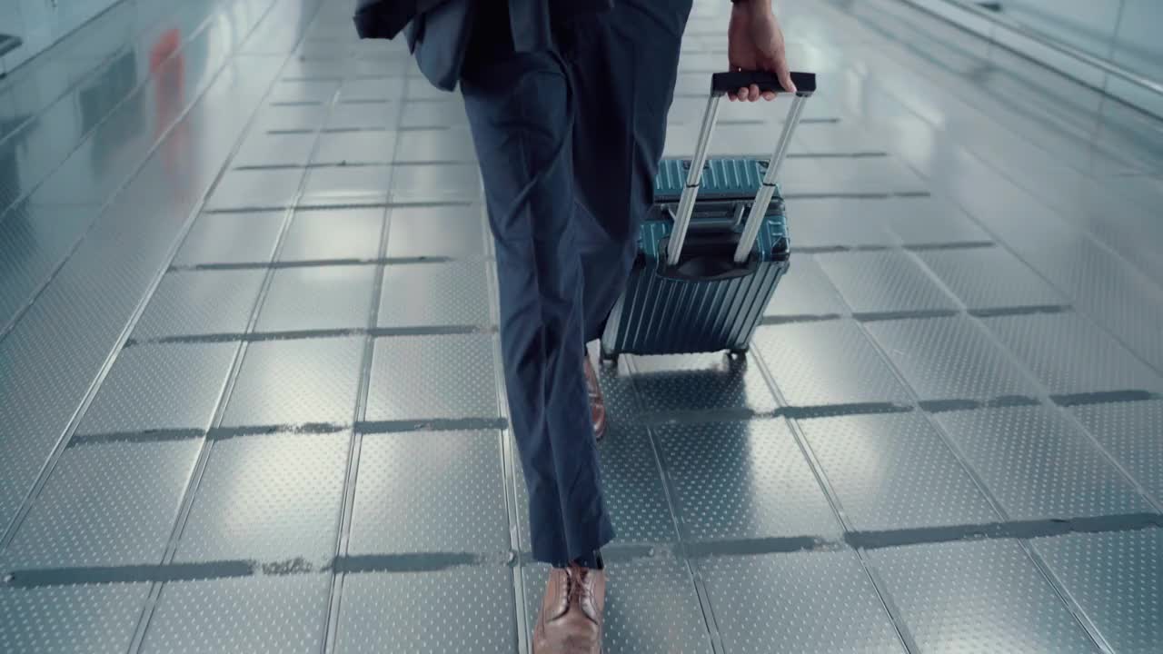 亚洲商人在机场拉手提箱，商务旅行视频素材