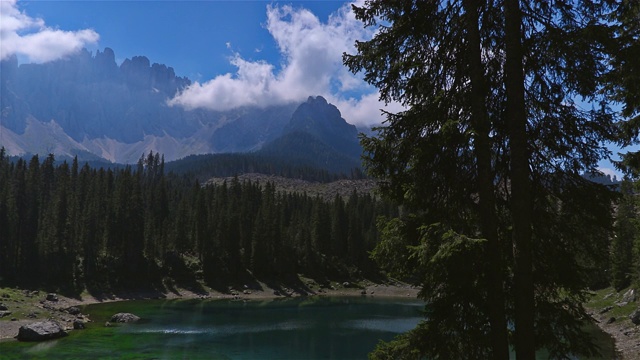 卡瑞萨湖(卡瑞萨湖)在白云石阿尔卑斯山。南蒂罗尔。意大利视频下载