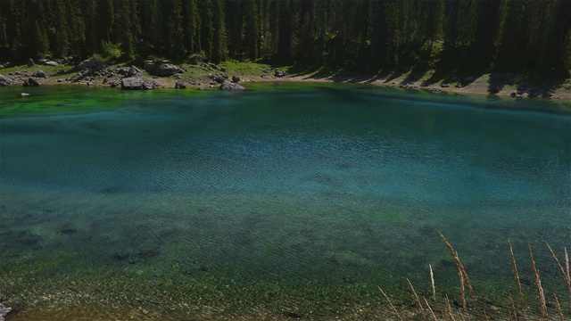 卡瑞萨湖(卡瑞萨湖)在白云石阿尔卑斯山。南蒂罗尔。意大利视频下载
