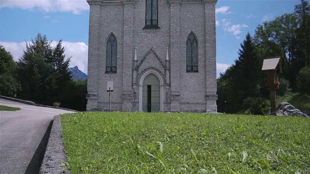 Sospirolo教会。意大利-白云石山脉视频下载