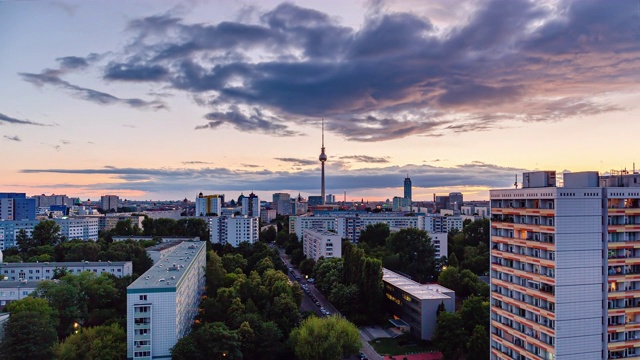白天到夜晚的柏林城市景观与快速移动的云，柏林，德国视频素材