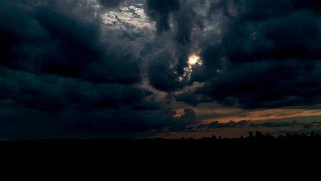 日落在麦田的时间流逝。晚祷的天空视频素材