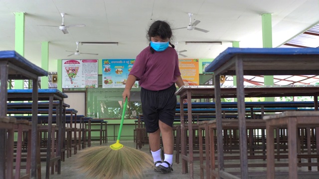 女学生在打扫教室视频下载