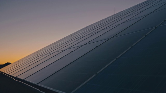 SLO MO黄昏时的太阳能电池板视频素材